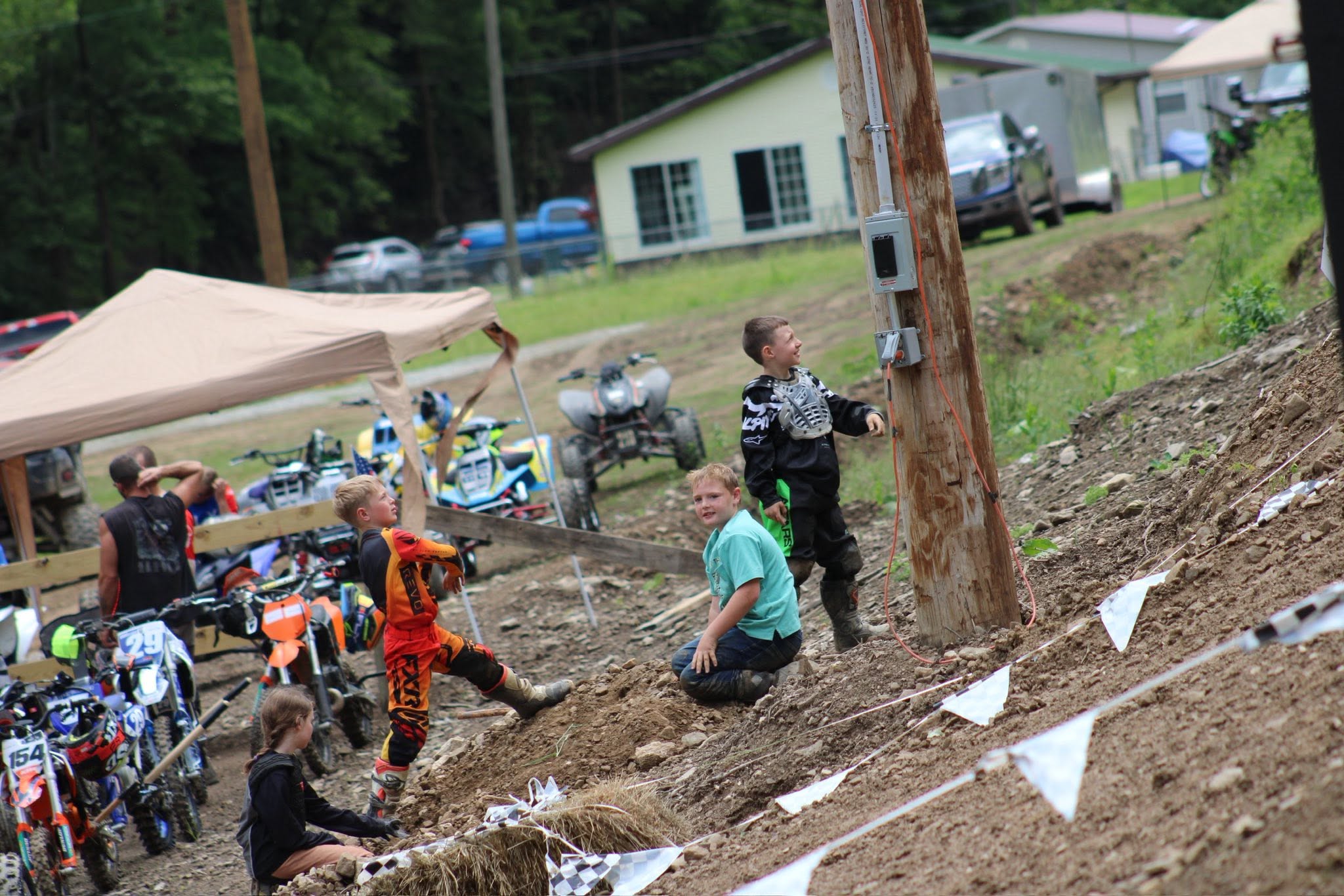 Fans and race-day atmosphere at Moonshine Hillclimb
